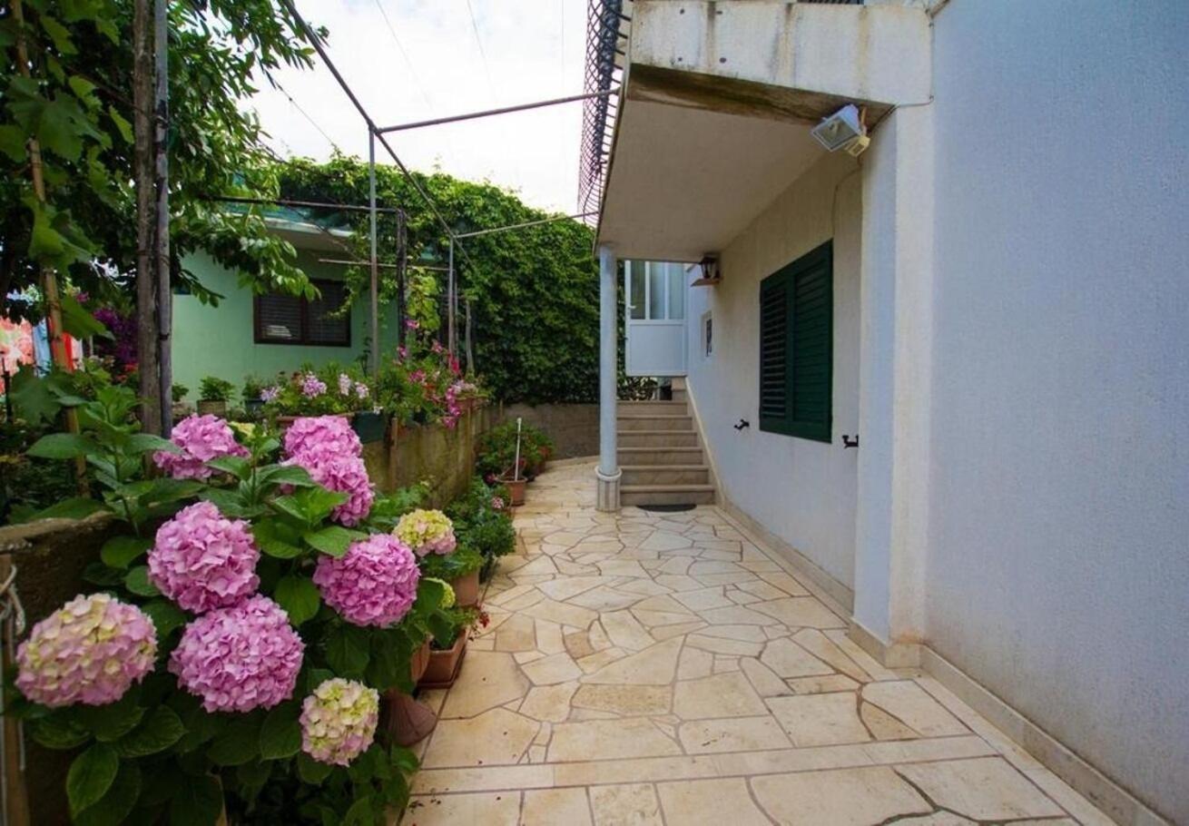 Sućuraj Apartments Juri מראה חיצוני תמונה